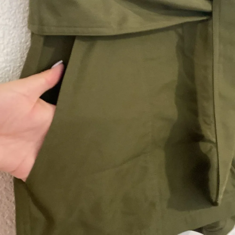 NWT- DKNY- High waisted -tie chino shorts- Dark Green- Size 18
